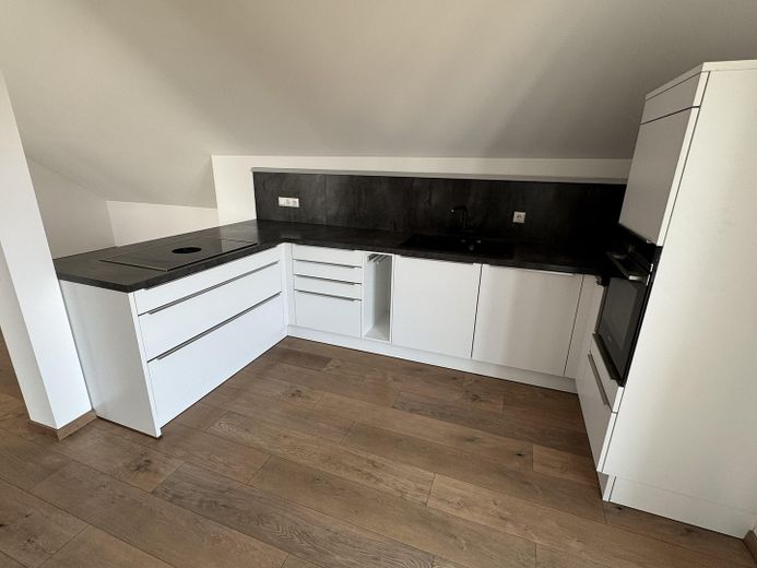 Große Dachgeschosswohnung mit Balkon und EBK in ruhiger Lage – Küche 2