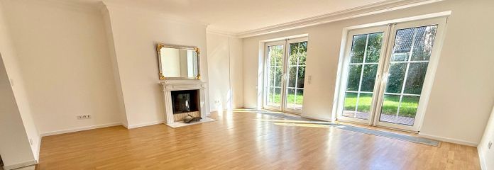 lichtdurchflutetes Wohnzimmer