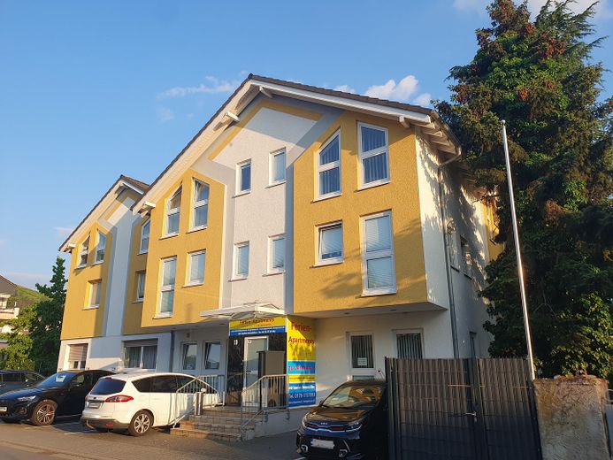 Bestehendes Apartmenthaus mit Baugenehmigung für ein 6-Familienhaus an der Bergstraße – Photo 1