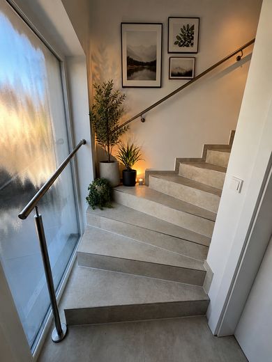 Moderne 4 Zimmer DG Wohnung mit Garten in ruhigem gehobenen Wohngebiet – Treppenaufgang