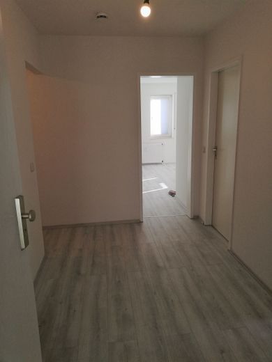 Traumhafte helle 2,5 Zimmer-Wohnung mit Einbauküche – Flur