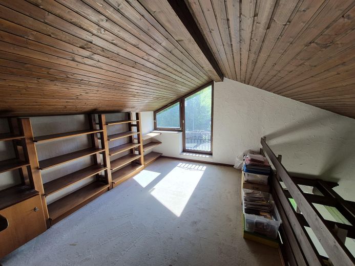 Wohnen im Wald-Panorama: Lichtdurchflutetes Architekten-Juwel in Partenstein – Empore