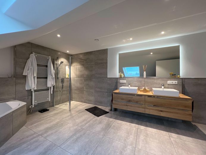 Exclusivo piso de 6 habitaciones con una suite principal, opción de refrigeración y dos grandes terrazas en la azotea – Master Bad
