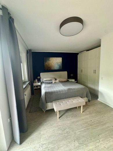 Provisionsfrei - Helles Reihenendhaus mit großer Terrasse, Sauna im Garten und Einzelgarage – Helles Schlafzimmer