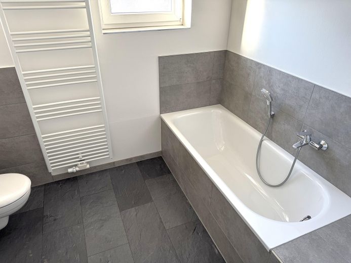 Neues Bad mit Badewanne 1.OG
