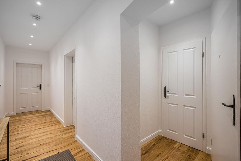 *Exklusiv: 4-Zimmer Altbau im Leipziger Waldstraßenviertel | Provisionsfrei | Erstbezug* – Flur