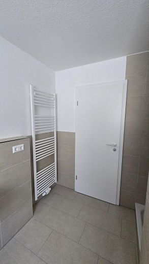 Derede yaşamak - bahçeli ve yeşilliğe bakan aile için modern yeni yapım sıra evi – Bad OG zus. Handtuchheizkörper