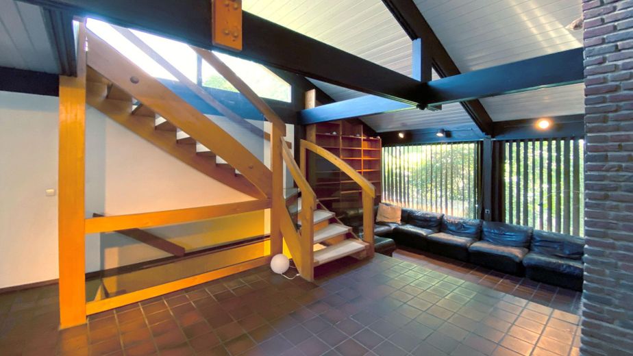 Een bijzonder huis met uitzonderlijke architectuur van particulier / zonder courtage – Wohnzimmer Treppe