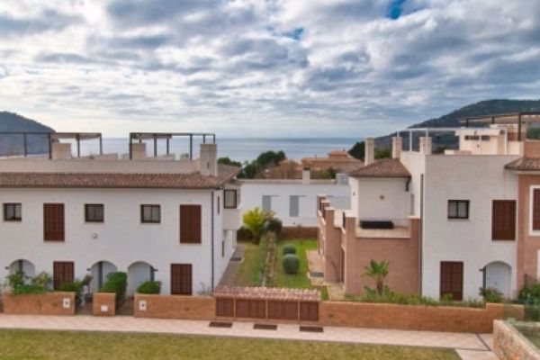 Mallorca modernes Reiheneckhaus mit Garten in Camp de Mar zu verkaufen