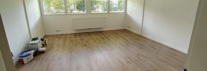 Recent gerenoveerde 2-kamer souterrainwoning direct naast de S-Bahn. Ideaal voor forenzen – Wohnzimmer