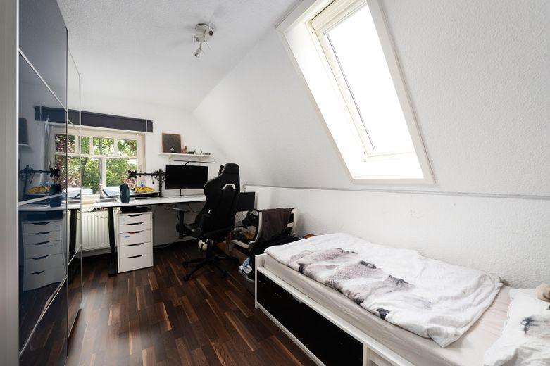 Family home with sauna, practice, cold room, barbecue hut, photovoltaic system and large garden in Horn-Lehe – Kinderzimmer