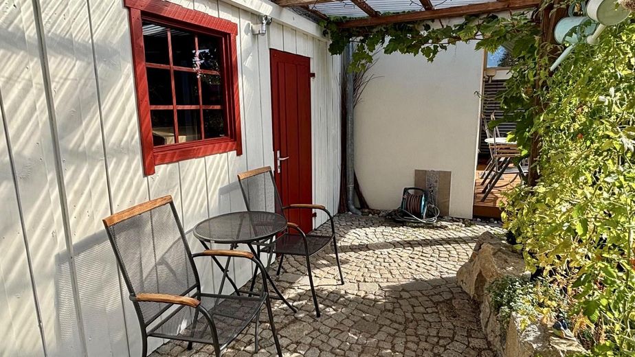 Jasny, energooszczędny dom jednorodzinny w spokojnej lokalizacji na obrzeżach Ansbach – Pergola hinter Carport