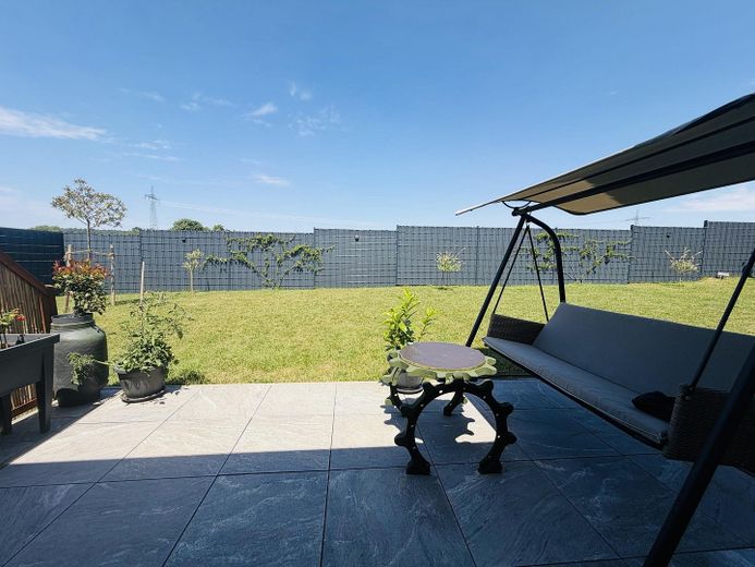 Casa unifamiliare moderna con qualità da nuova costruzione (anno di costruzione 2021), vista panoramica libera, aria condizionata e 3 posti auto in garage – Terrasse