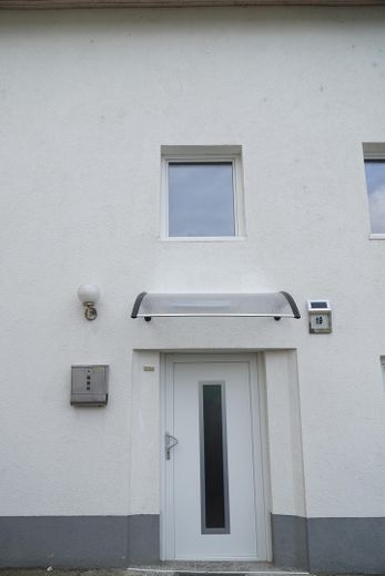 Vollständig renoviertes und modernisiertes 5-Zimmer-Einfamilienhaus in Eichendorf – Haustür