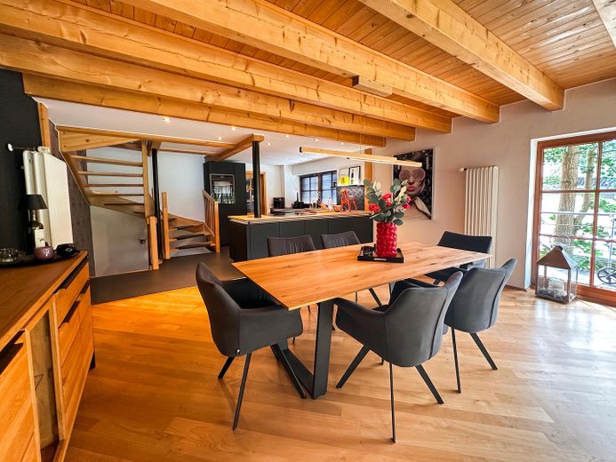 Architektur trifft Privatsphäre – besonderes Einfamilienhaus mit Pool, Sauna und Garten im Grünen – Essbereich