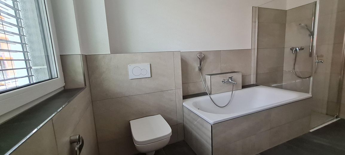 moderne 3,5 Zimmerwohnung 1.OG mit Lift, EBK und überdachtem Balkon – Badezimmer