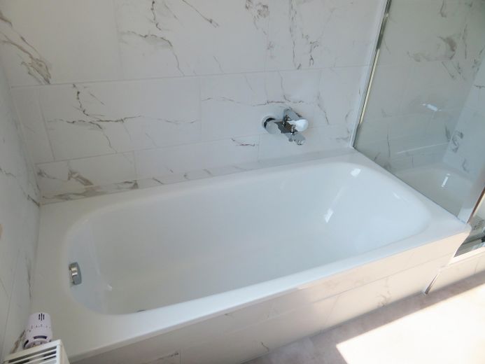 *Erstbezug nach Sanierung* 4 ZKB-Whg. 104 m² mit Terrasse & optionaler EBK – Badewanne 1