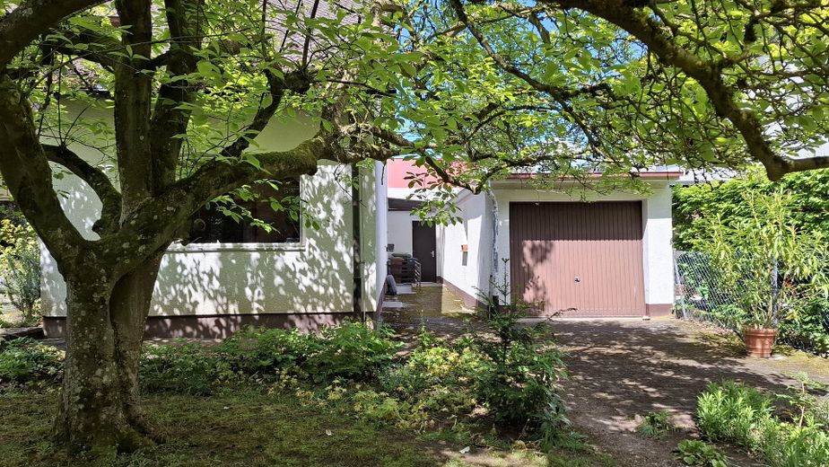 Ampia casa di architetto con giardino da sogno in posizione centrale, da privato – Rückseite Garagenstellplatz