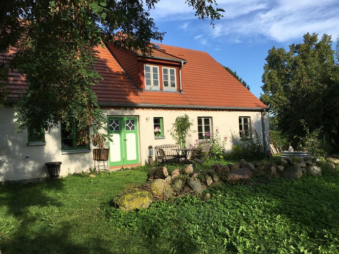 Historisches Landhaus in Mecklenburg-Vorpommern - ruhig gelegen, stündlich per Bahn erreichbar – Landhaus im Sommer-Ostseite