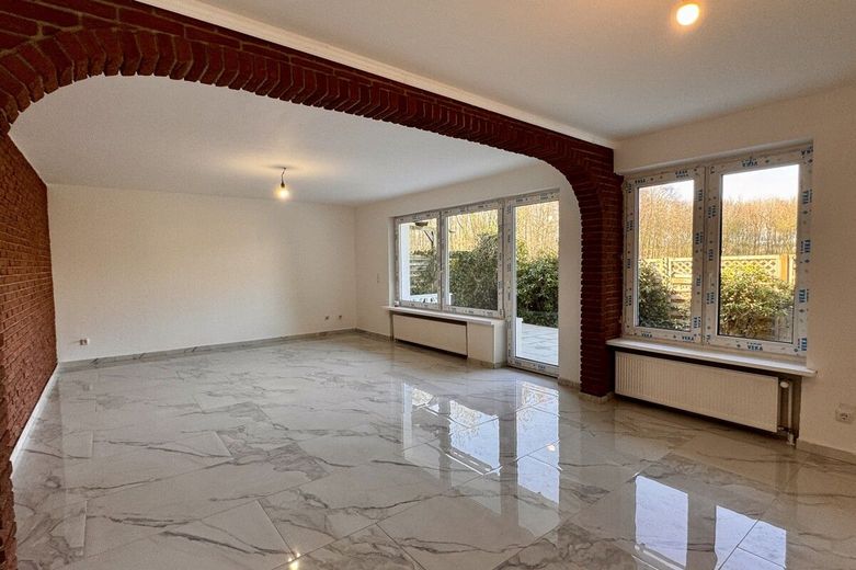 Stilvolles Einfamilienhaus mit hochwertiger Teilsanierung und großzügiger Garage – Bild 3