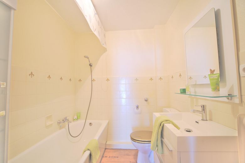 Lichtdoorstroomd appartement met keuken en balkon – Foto 5