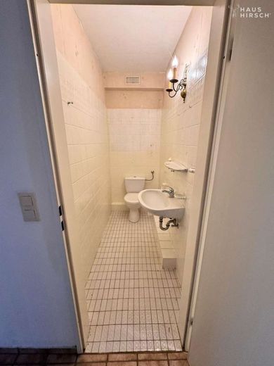 Renovierungsbedürftige Dreizimmerwohnung mit traumhaftem Ausblick – Gäste-WC