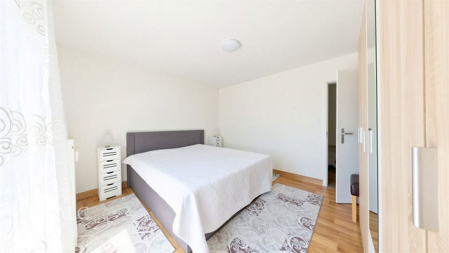 Großer Sonnenbalkon über den Straßen der Stadt – Schlafzimmer