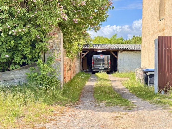 HORN IMMOBILIEN++ Dreifamilienhaus in Penkun mit großem Grundstück – Einfahrt