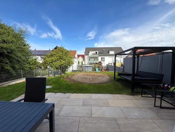 Neuwertige Doppelhaushälfte in schöner Lage – Terrasse und oberer Garten