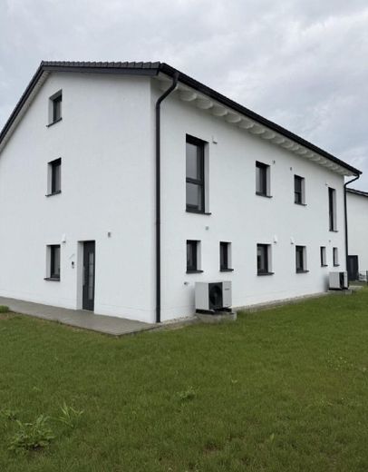 Senza provvigione & ottime agevolazioni KfW! Nuova costruzione KfW-40 pronta per essere abitata, con impianto fotovoltaico e accumulo a DEG – Hausseite Norden