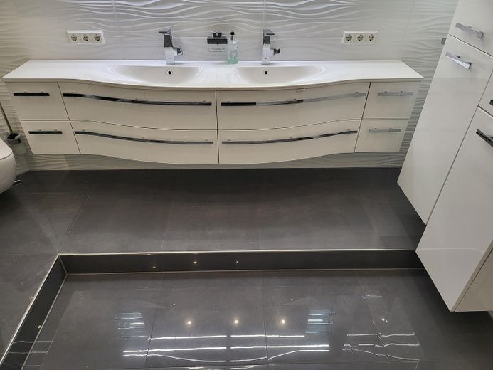 Moderne Luxusvilla: 432 m² Wohnfläche, PV-Anlage, Wärmepumpe & Sauna – Doppelwaschtisch OG