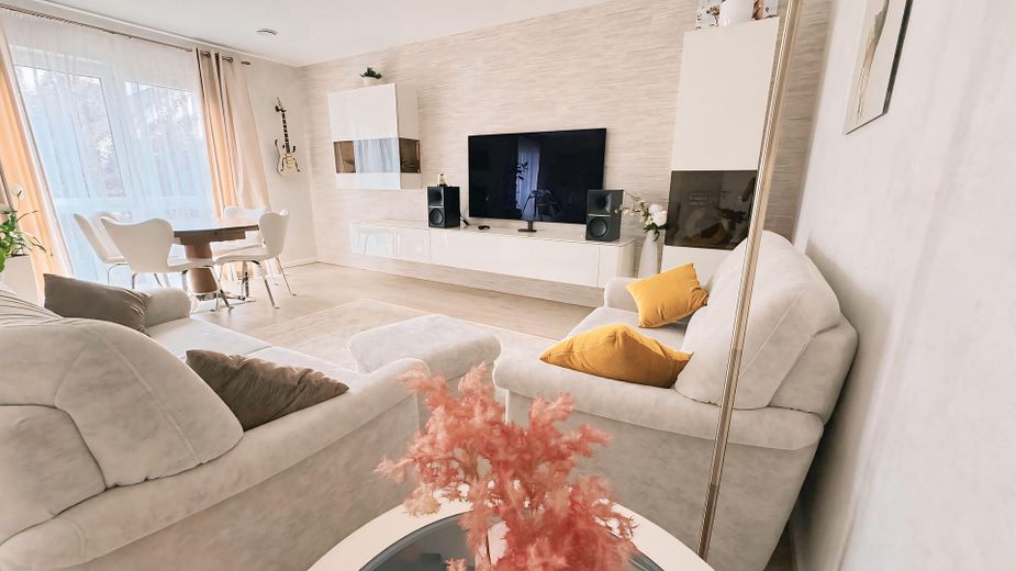 Hochwertige teilmöblierte 3-Zimmer-Wohnung mit Balkon – Foto 1