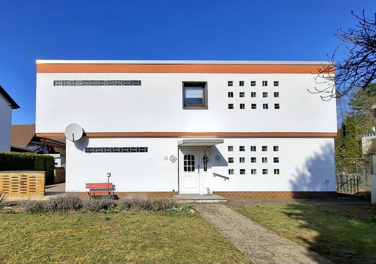 Maison bifamiliale avec jardin mature + 2 garages dans un bon emplacement, sans commission pour l’acheteur – Straßenansicht