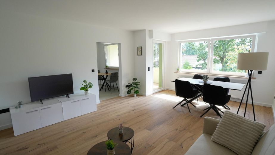 Morderne, sanierte 3 Zimmer Wohnung zum Erstbezug und Provisionsfrei – Wohn/ Essbereich