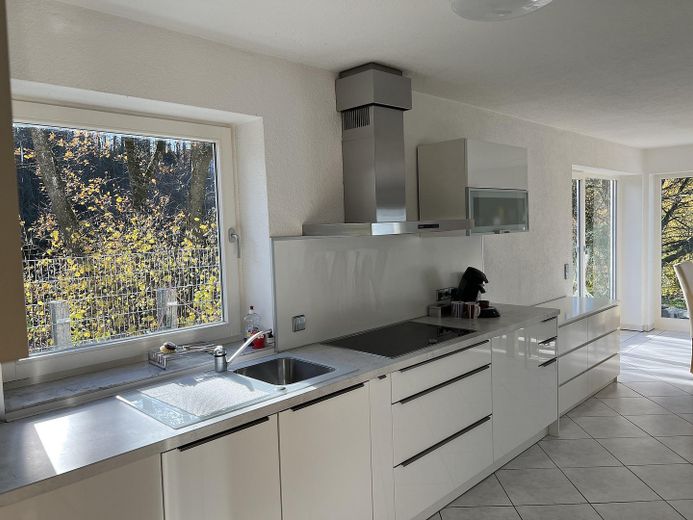 Spacious Modern Semi-Detached House with Potential – EG Küche mit hochw Einbauküche