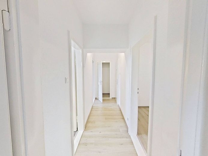 Jasne 3-pokojowe mieszkanie na poddaszu z nowoczesną łazienką z wanną, w odległości spaceru od centrum miasta – Flur