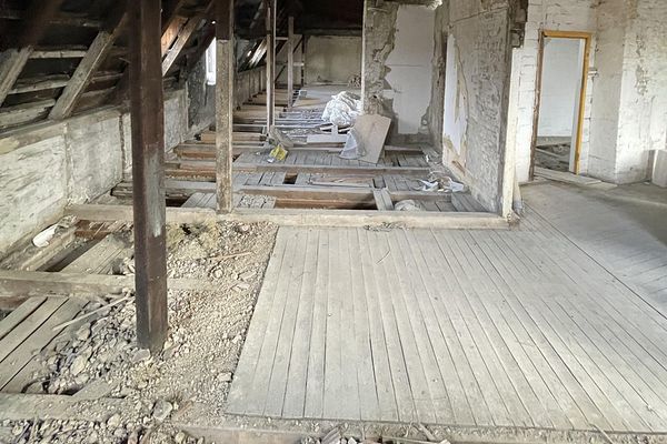 Stan surowy poddasza z wizją – 220 m² i zatwierdzony taras na dachu, konieczny remont dachu