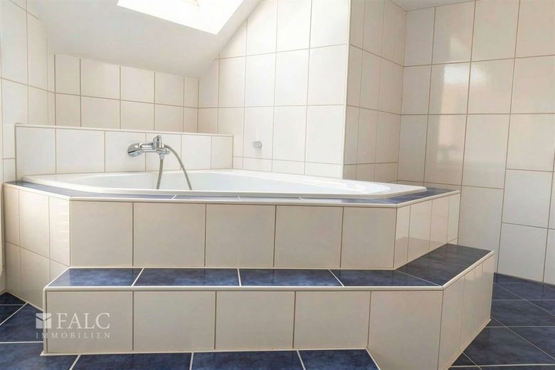 Ihr neues Zuhause: Moderne Doppelhaushälfte mit Wohlfühlgarantie – Badezimmer