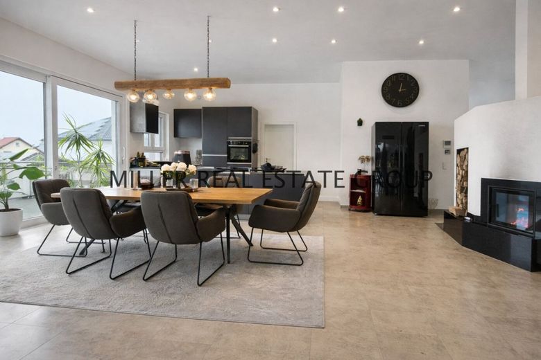 Exklusive Luxusvilla in 85095 Denkendorf - Einliegerwohnung, XXL-Garage, Südgarten &amp; unverbaubarer Weitblick! – offener Wohn-Ess-Küchenbereich