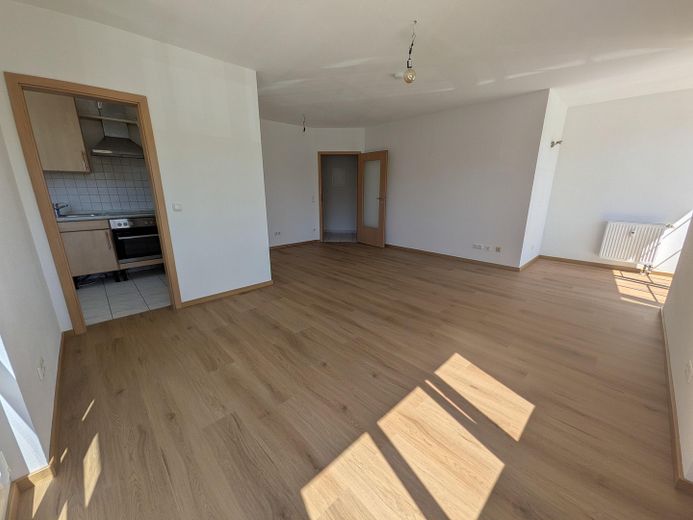 Lichtdurchflutete 3-Zimmer-Wohnung mit Süd-Wintergarten und Waldblick am Ebersberger Forst. – Wohnzimmer.