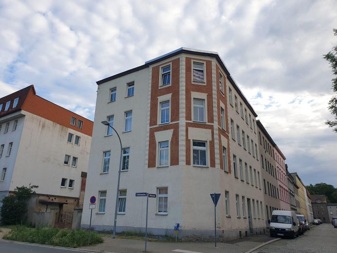 Neu renovierte 2-Zimmerwohnung mit Balkon zu vermieten – Ansicht Straßenseite
