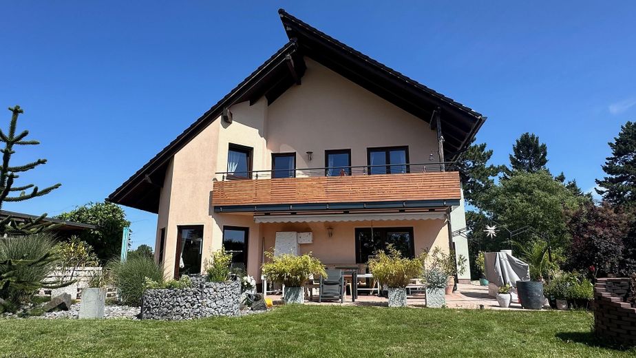 Straordinaria casa unifamiliare moderna con doppio garage – Gartenseite