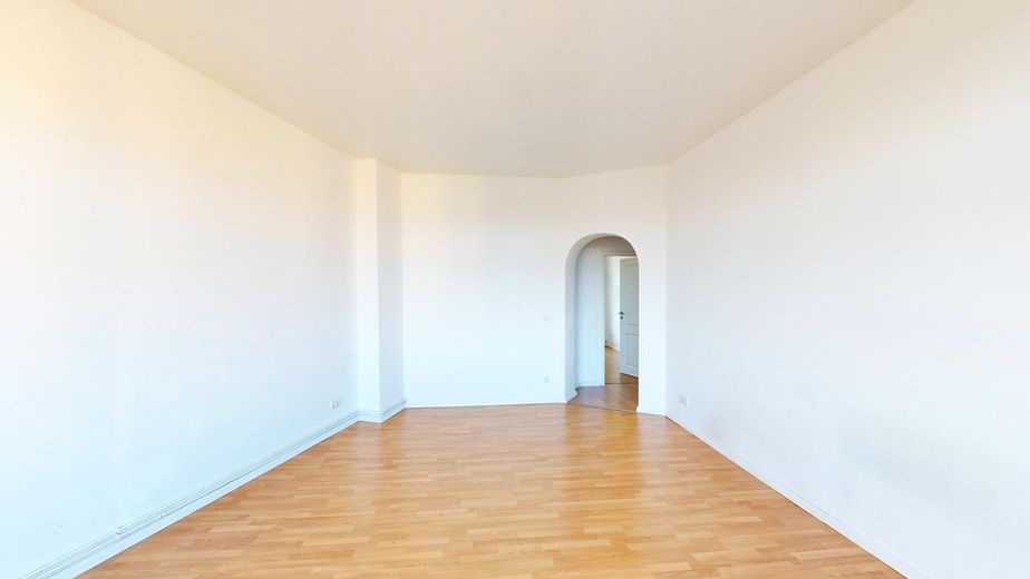 Bezugsfrei ab sofort: Provisionsfreie Eigentumswohnung im gepflegten Altbau – Wohnzimmer
