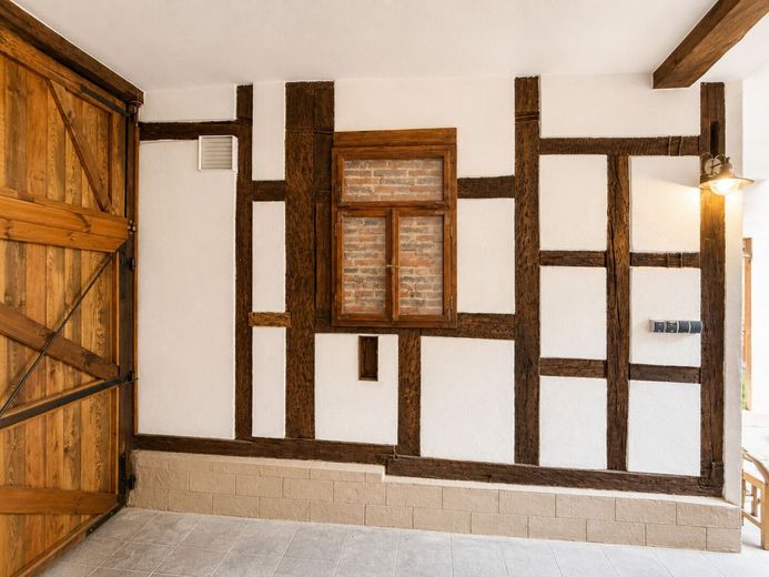 Historisches Wohn- und Geschäftshaus (teilsaniert) - außergewöhnliches Potenzial im Herzen Eberns – Altes Postfenster in der Durchfahrt
