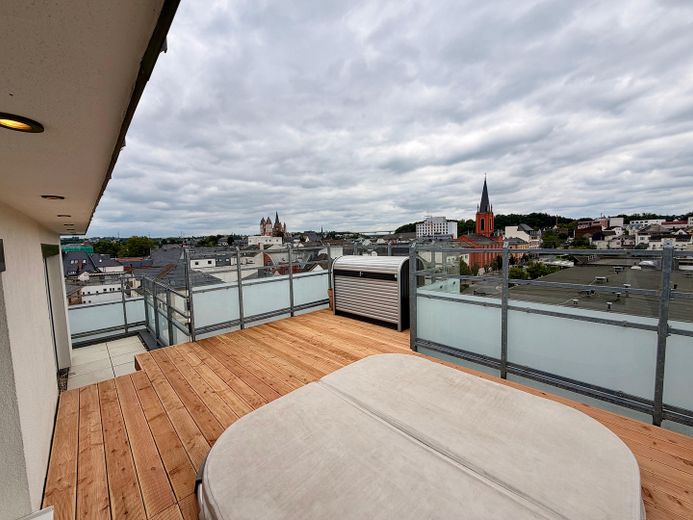 Luksusowy penthouse dwupoziomowy w centrum Limburga z jacuzzi i widokiem na katedrę, 196 m² – Whirlpool mit Abdeckung