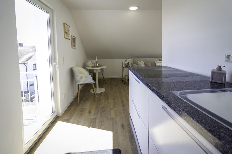 *Provisionsfrei**Neuwertig**Balkon**Klimaanlage**Dachgeschosswohnung 2. Obergeschoss Niederwerrn* – Küche