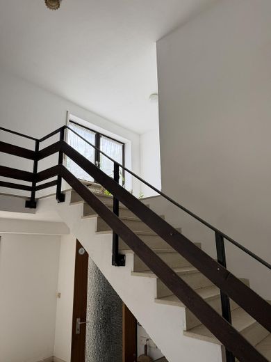 قريب من المركز: منزل سكني مع معرض/ورشة، شقة ملحقة.  & حديقة طبيعية حالمة (834 qm) – Gallerie Aufgang