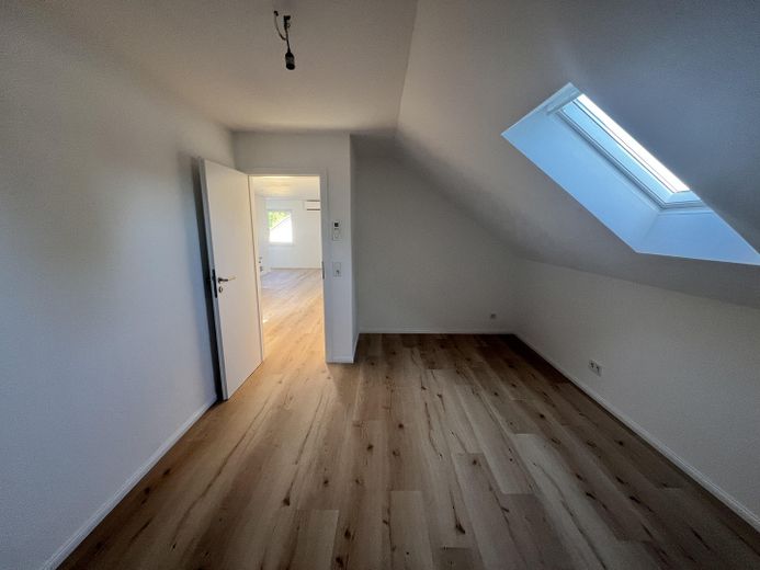 Moderne 4 Zimmer DG Wohnung mit Garten in ruhigem gehobenen Wohngebiet – SZ2