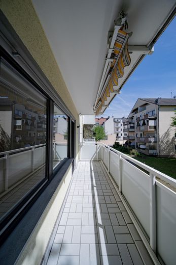Erstbezug nach Sanierung: Helle 3-Zimmer-Wohnung mit Südbalkon nahe Rheinufer & Schlosspark – Sonniger Balkon