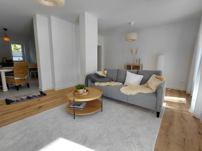 Entrate e sentitevi a casa: villetta a schiera modernizzata con finiture di pregio, giardino, terrazza e 2 garage – Wohnzimmer EG 2